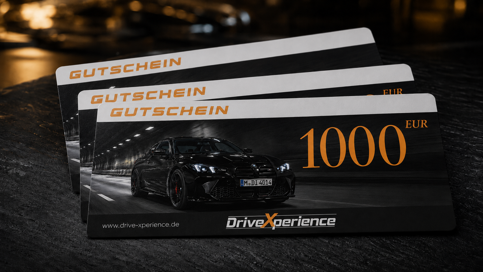 DriveXperience Sportwagen-Geschenkgutscheine mit BMW M4 Motiv – aufgefächert präsentiert